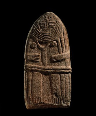 la-dame-de-saint-sernin-statue-menhir-en-gres-ive-iiie-millenaire-avant-notre-ere-musee-fenaille-rodez-coll-slsaa-photo-p-soisson-332x4401